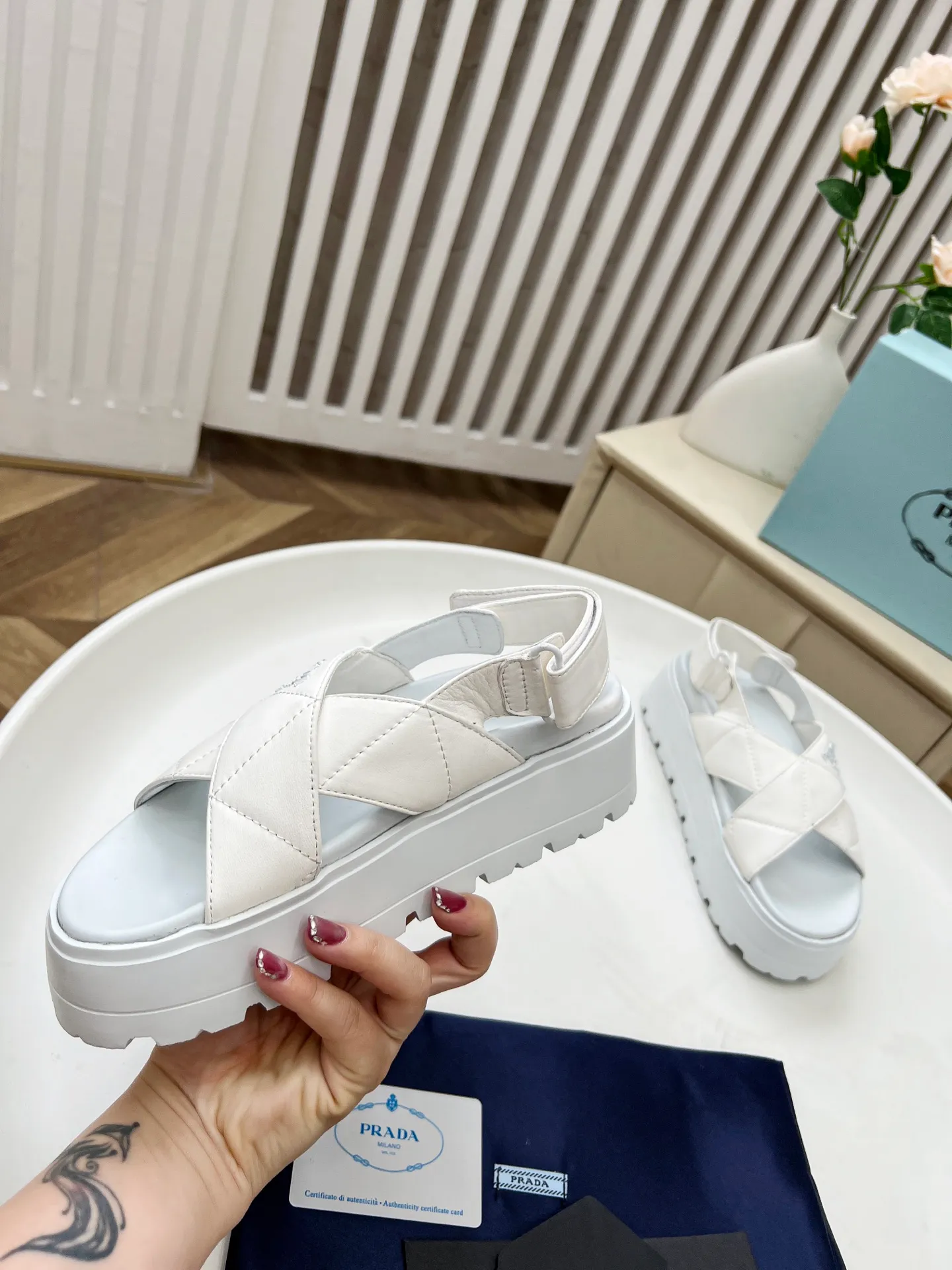 👟👟Ex-factory price 440👟👟 Prada/Prada 25ss summer new couple's beach thick-soled Birkenstock sandals. This shoe style is really a classic design that will not go out of style and is in line with everyone's current pursuit of comfortable and healthy wearing concepts. It is regarded by many domestic and foreign celebrities and fashionistas as an important choice for daily slippers. ✔Upper: imported super soft sheepskin ✔Inner lining: imported sheepskin ✔Hardware: Original molded split hardware ✔Outsole: Ultra-light, wear-resistant and non-slip foam sole ✔Number of yards: 35~40 (custom-made 40 pieces are non-refundable)